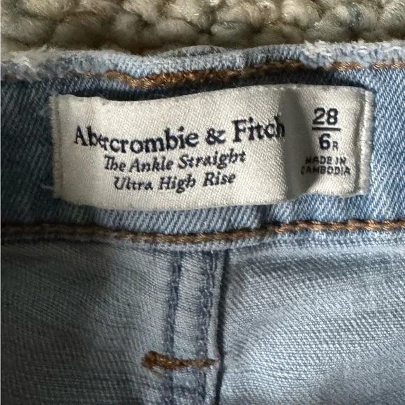 Abercrombie & Fitch Ultra High Rise Ankle Straight Jean Size 6 - Picture 2 of 3